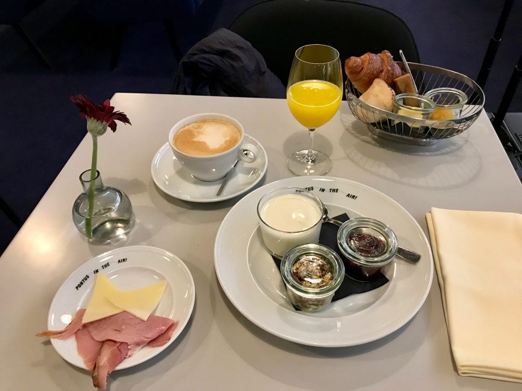 Frukost i American Express Lounge by Pontus