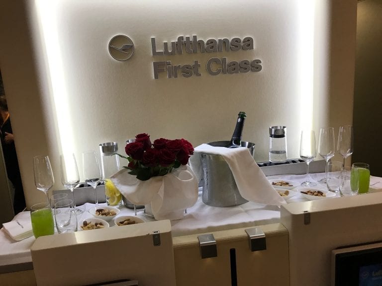 Dryckesuppställning i Lufthansa First Class