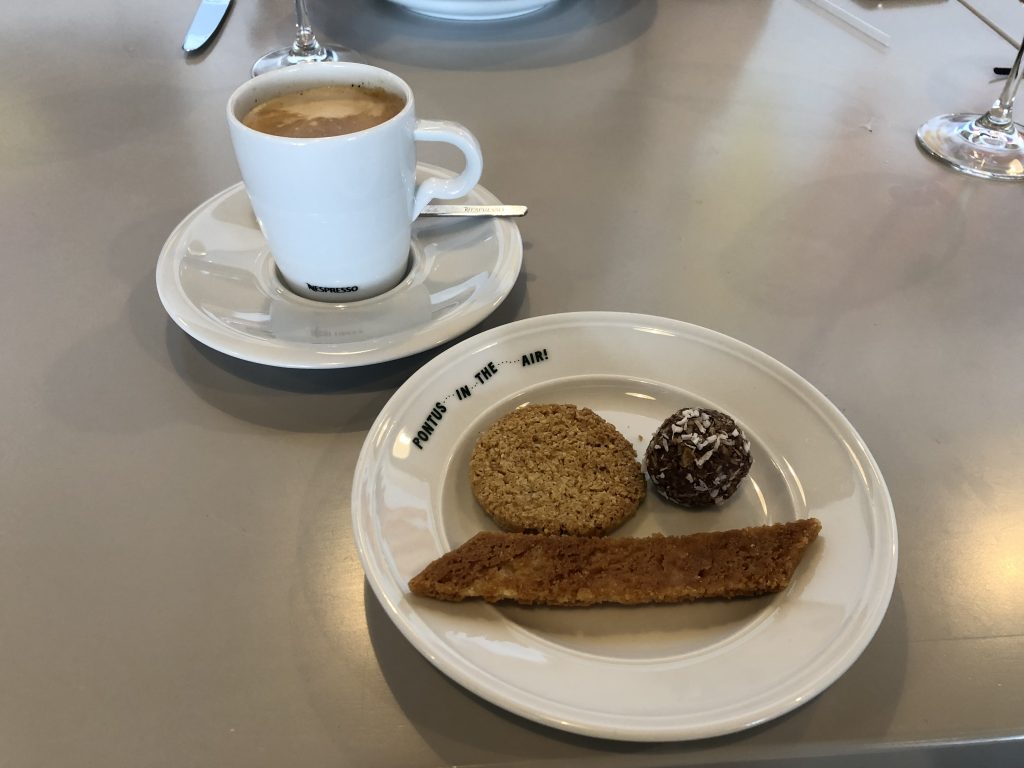 Cappuccino, kakor och chokladboll på American Express Lounge