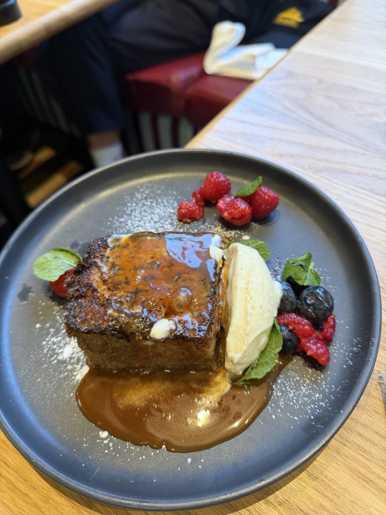 French toast med vaniljglass och kolasås