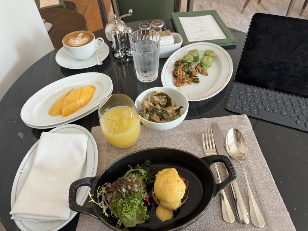 Vi fick en fantastisk kostnadsfri frukost på Waldorf Astoria Bangkok tack vare vårt Hilton Gold